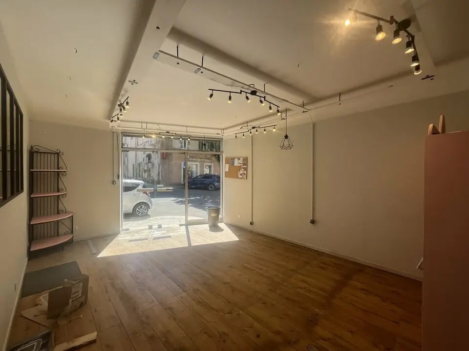 Retail in Graveson for sale Interior Photo- Image 1 of 6