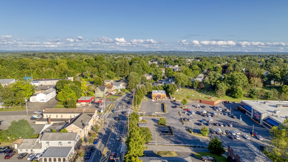 141 Ulster Ave, Saugerties, NY à vendre - Photo du b timent - Image 3 de 49