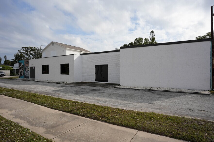 4700 22nd Ave S, Saint Petersburg, FL à louer - Photo du bâtiment - Image 2 de 15