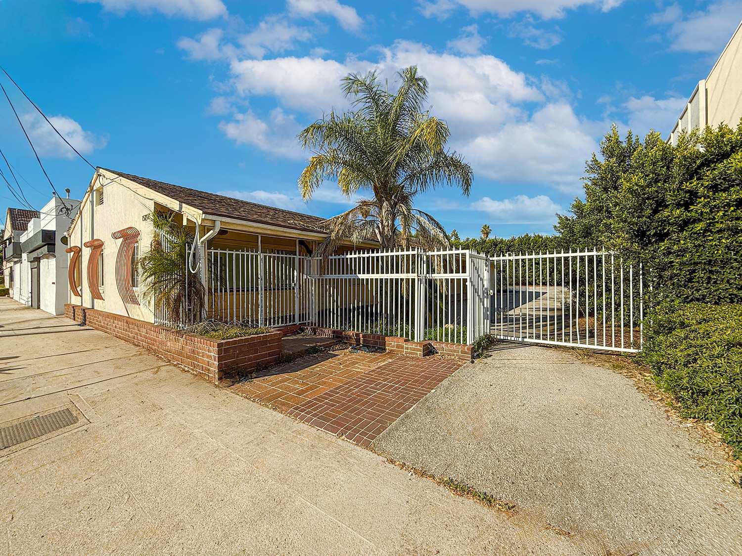 15217 Burbank Blvd, Van Nuys, CA à vendre Photo principale- Image 1 de 11