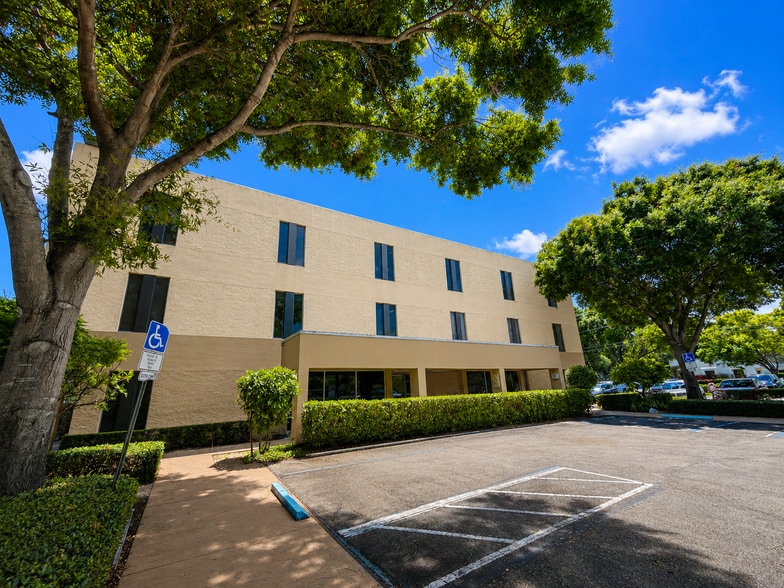 900 NW 13th St, Boca Raton, FL à louer - Photo du bâtiment - Image 1 de 1