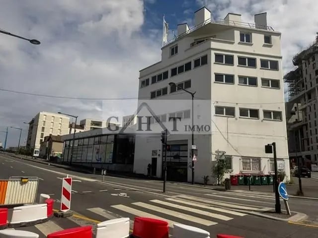 Office in Ivry-sur-Seine for lease - Building Photo - Image 1 of 6
