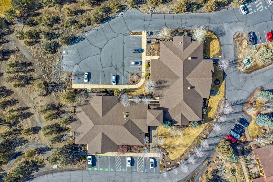 7555 Falcon Crest Dr, Redmond, OR for lease - Aerial - Image 2 of 17