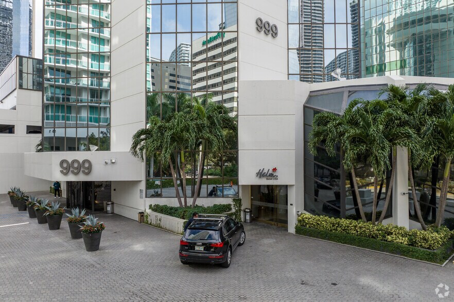 999 Brickell Ave, Miami, FL à louer - Photo du bâtiment - Image 3 de 11