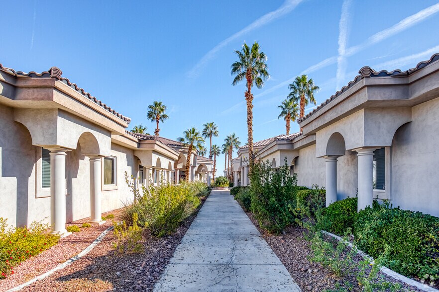 5852 S Pecos Rd, Las Vegas, NV à vendre - Photo du bâtiment - Image 2 de 7