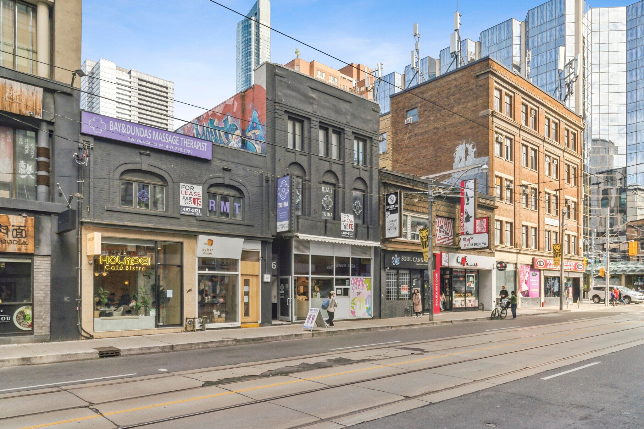 100-122 Dundas St W, Toronto, ON à vendre Photo du bâtiment- Image 1 de 2