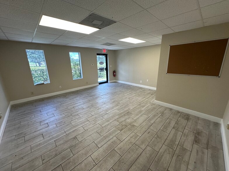 16210-16214 Aviation Loop Dr, Brooksville, FL for lease - Building Photo - Image 2 of 9