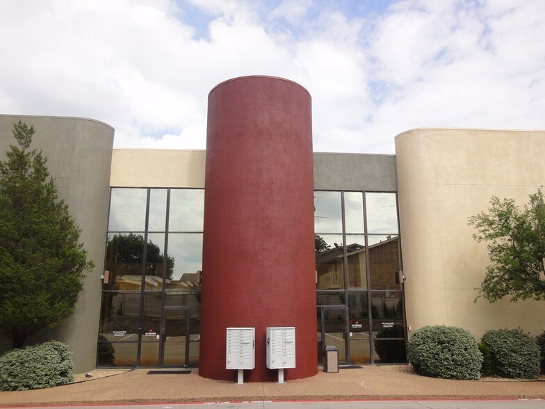 2921 Brown Trl, Bedford, TX à louer - Photo du bâtiment - Image 3 de 13