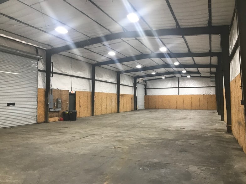 1692 Oak St, Marietta, GA for sale - Interior Photo - Image 3 of 3