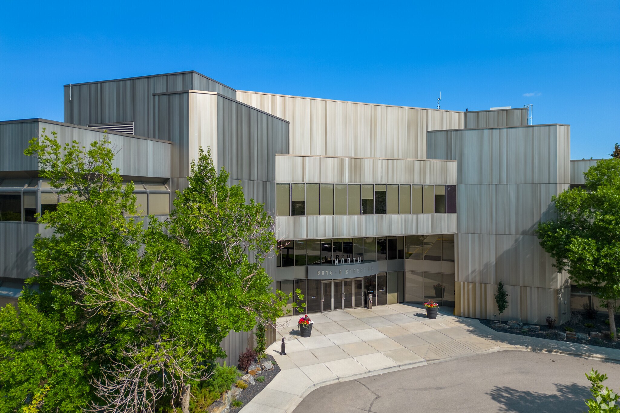 6815 8th St NE, Calgary, AB à louer Photo du bâtiment- Image 1 de 26