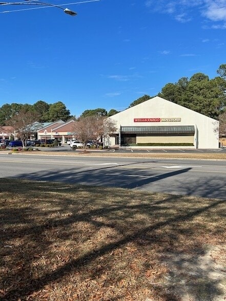 301-415 N Spence Ave, Goldsboro, NC for lease - Building Photo - Image 2 of 12