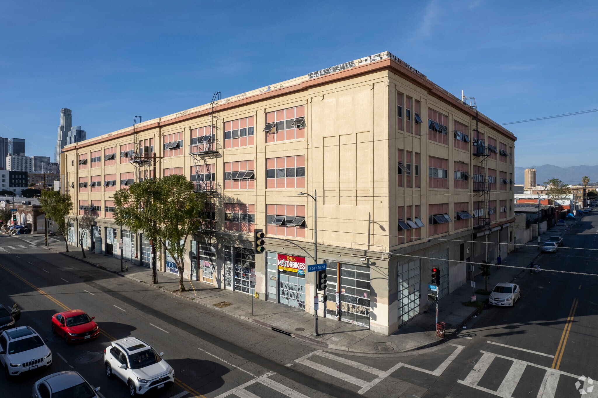 801 E 7th St, Los Angeles, CA à louer Photo principale- Image 1 de 14