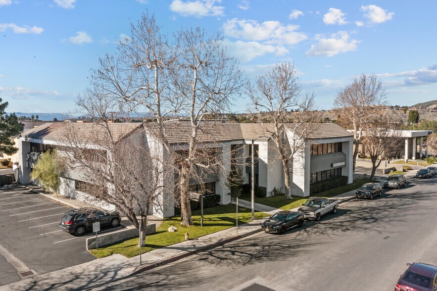 27141 Hidaway Ave, Canyon Country, CA à louer - Photo du bâtiment - Image 2 de 16