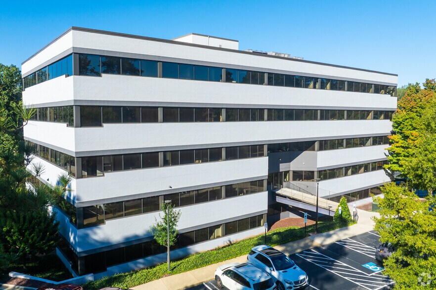 4600 Marriott Dr, Raleigh, NC à louer - Photo du bâtiment - Image 2 de 24