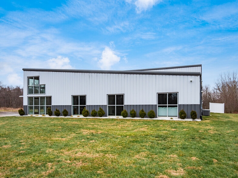 1545 High Point Ct, Zanesville, OH for sale - Building Photo - Image 2 of 35