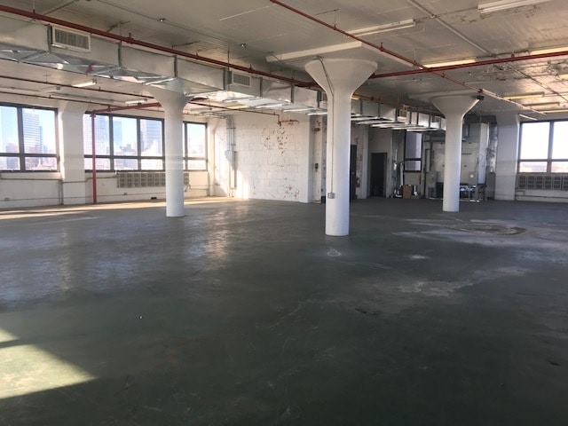 36-01 Queens Blvd, Long Island City, NY for lease - Interior Photo - Image 1 of 18