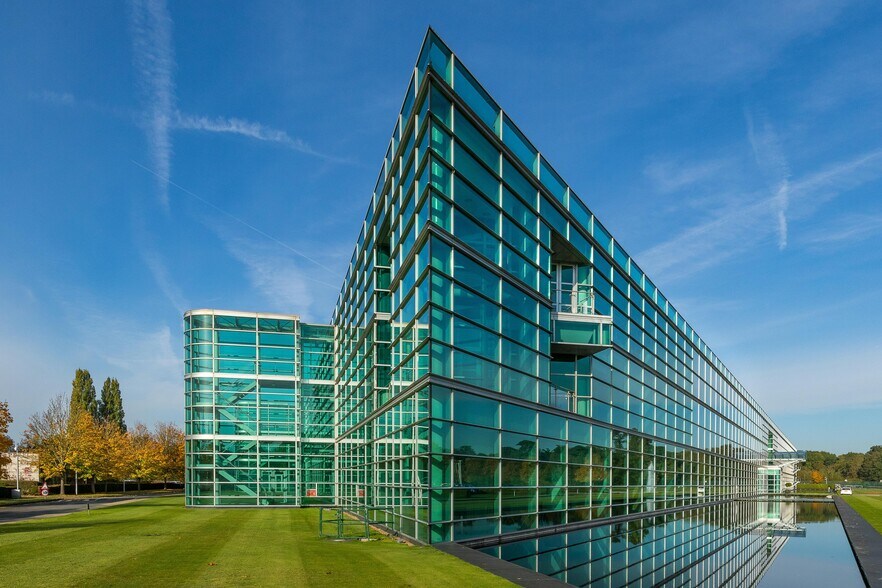 Riding Court Rd, Slough à louer - Photo du bâtiment - Image 2 de 12