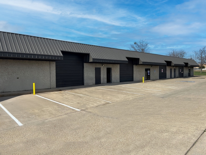 205 Executive Way, DeSoto, TX for lease - Building Photo - Image 2 of 10