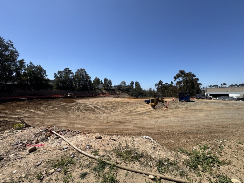 Trade Pl, San Diego, CA à louer - Photo du bâtiment - Image 3 de 4