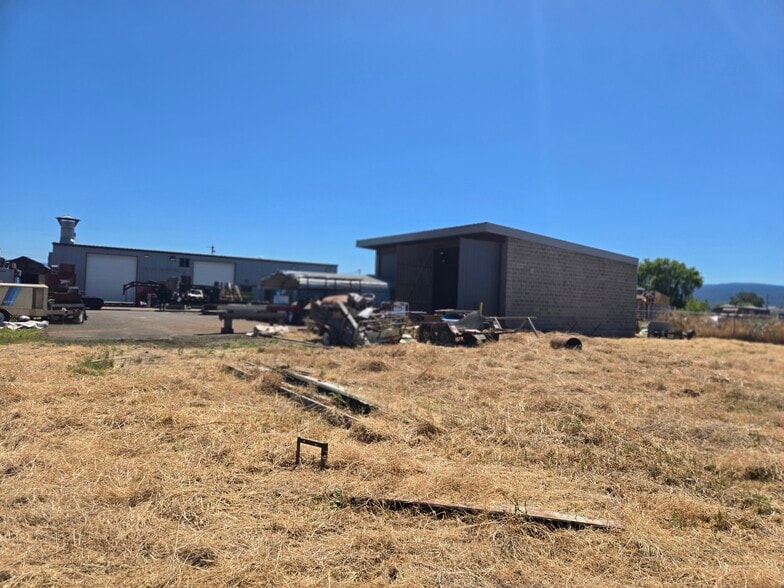 1343 E Justice Rd, Central Point, OR à vendre - Photo du bâtiment - Image 2 de 7