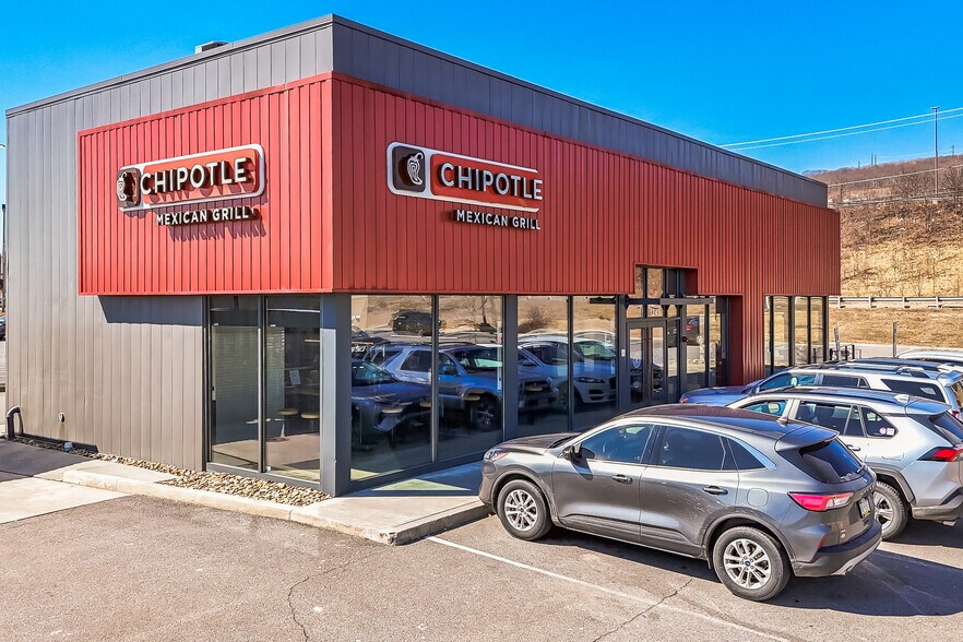 1245 Commerce Blvd, Dickson City, PA à vendre - Photo du bâtiment - Image 2 de 8