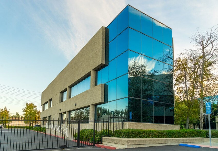 2000 E McFadden Ave, Santa Ana, CA à louer - Photo du bâtiment - Image 3 de 7