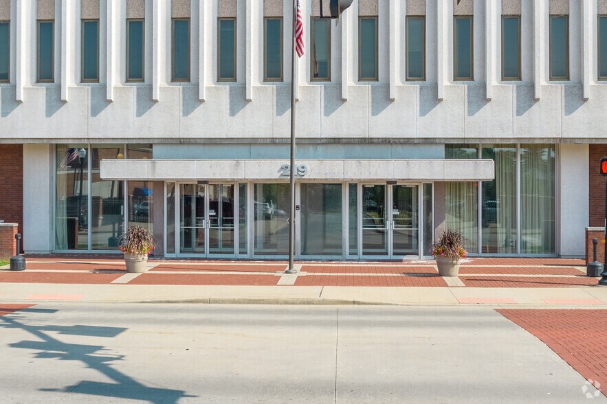219 E Maple St, Canton, OH à louer - Photo du bâtiment - Image 3 de 17