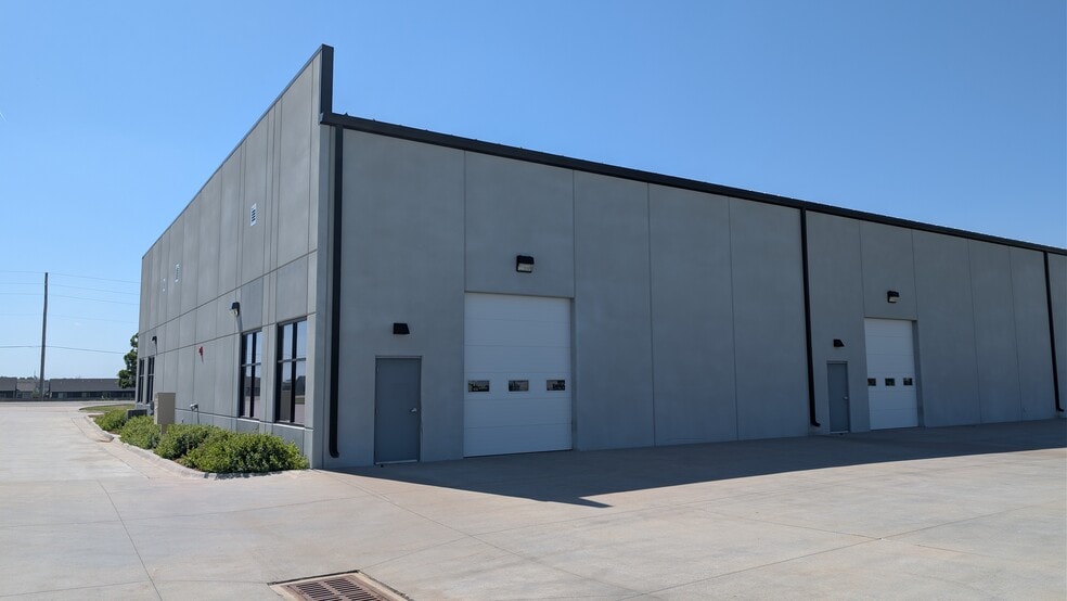 5220 N Webb Rd, Bel Aire, KS for lease - Building Photo - Image 2 of 7