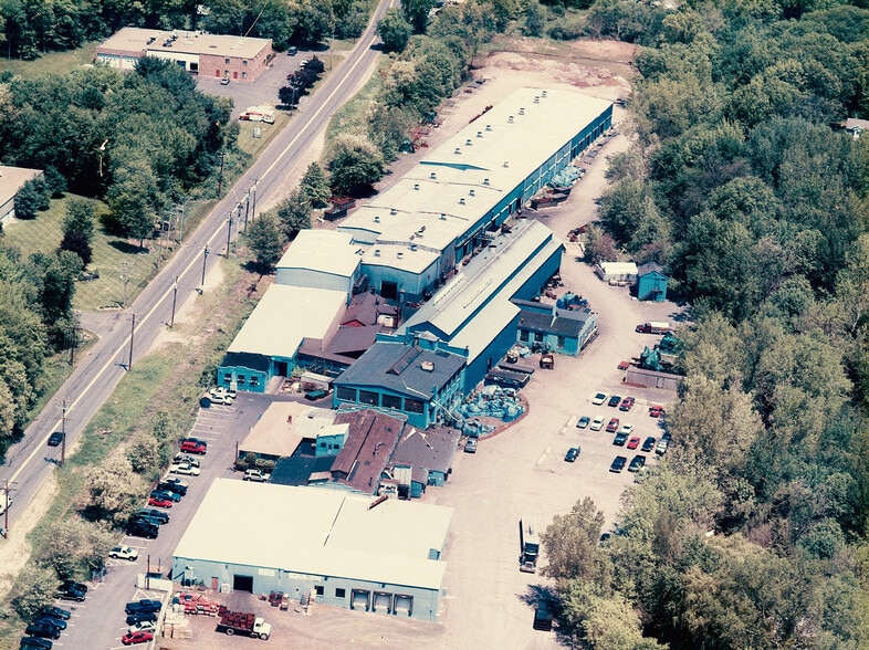 335 Atwater St, Plantsville, CT à vendre - Photo du bâtiment - Image 2 de 2