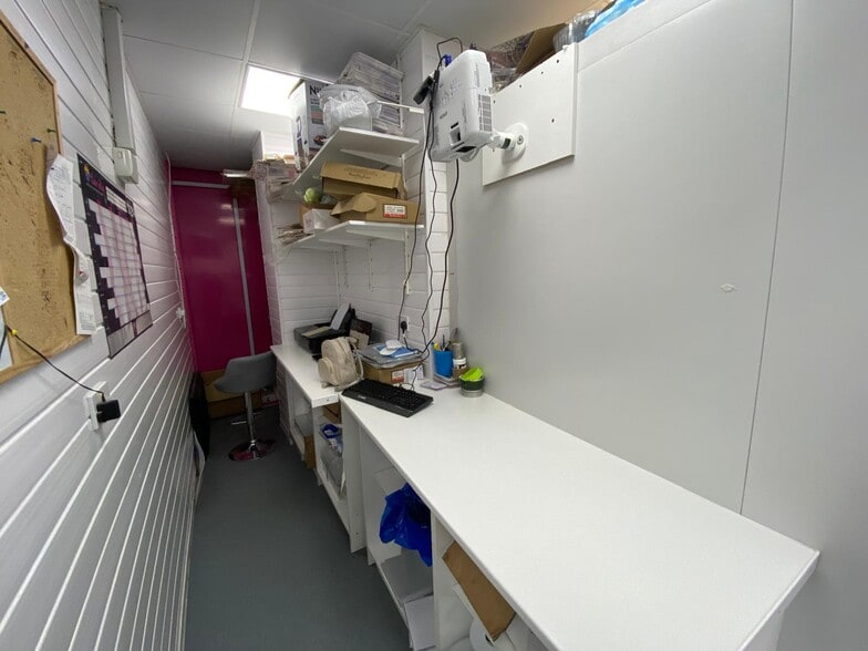 Ron Leighton Way, London for lease - Interior Photo - Image 3 of 15