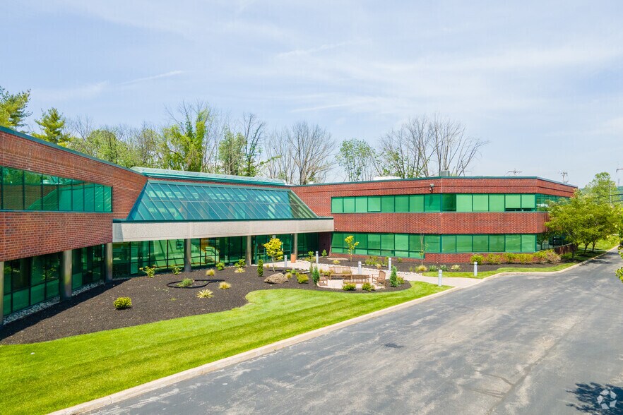 855 Springdale Dr, Exton, PA à louer - Photo du bâtiment - Image 1 de 4