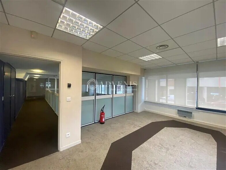 Commerce de détail dans Montigny-le-Bretonneux à louer - Photo intérieure - Image 3 de 4