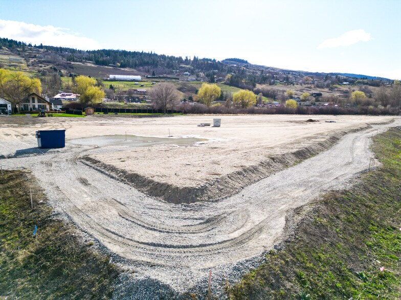 7850 Redwing Rd, Vernon, BC à vendre - Photo du bâtiment - Image 2 de 8