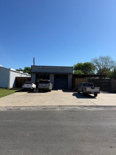 504 N Breckenridge St, Ennis, TX à vendre - Photo du bâtiment - Image 2 de 29