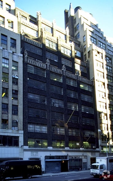 323 W 39th St, New York, NY for lease - Building Photo - Image 3 of 10