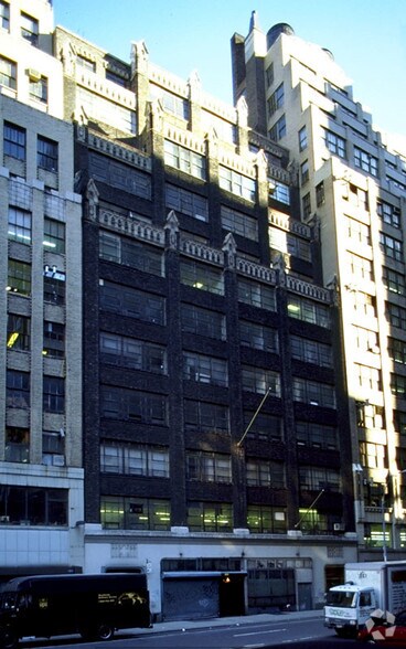 323 W 39th St, New York, NY à louer - Photo du bâtiment - Image 3 de 10