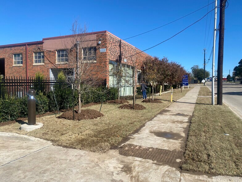 2335 Burbank St, Dallas, TX for lease - Building Photo - Image 2 of 5