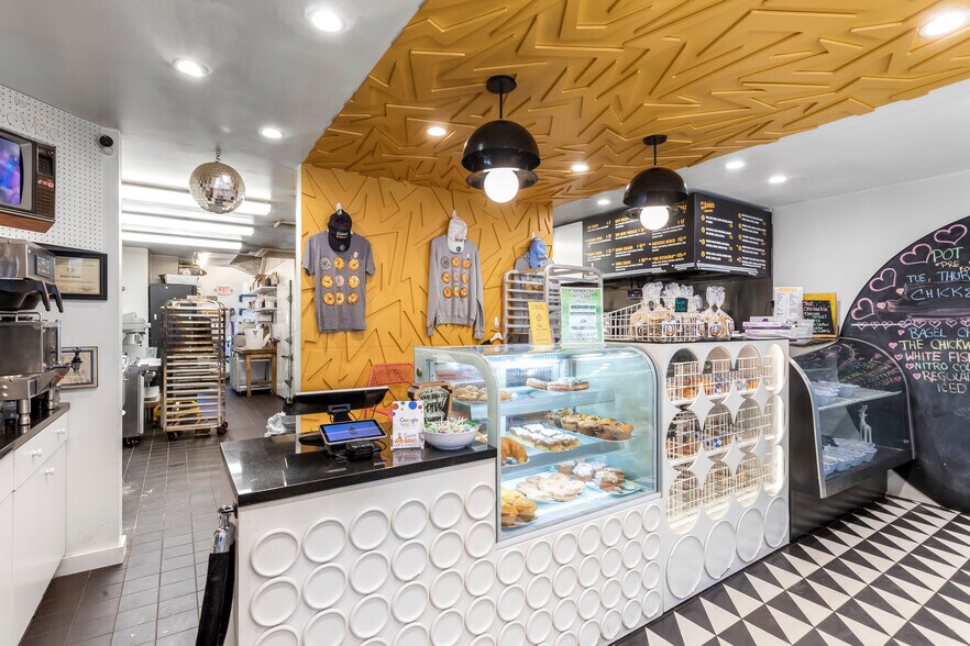 25 West Neck Rd, Shelter Island, NY à vendre - Photo intérieure - Image 3 de 30