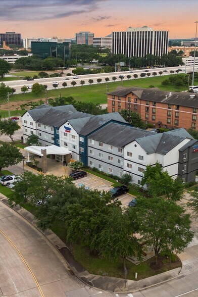 2400 W Sam Houston Pky S, Houston, TX à vendre - Photo du bâtiment - Image 3 de 44