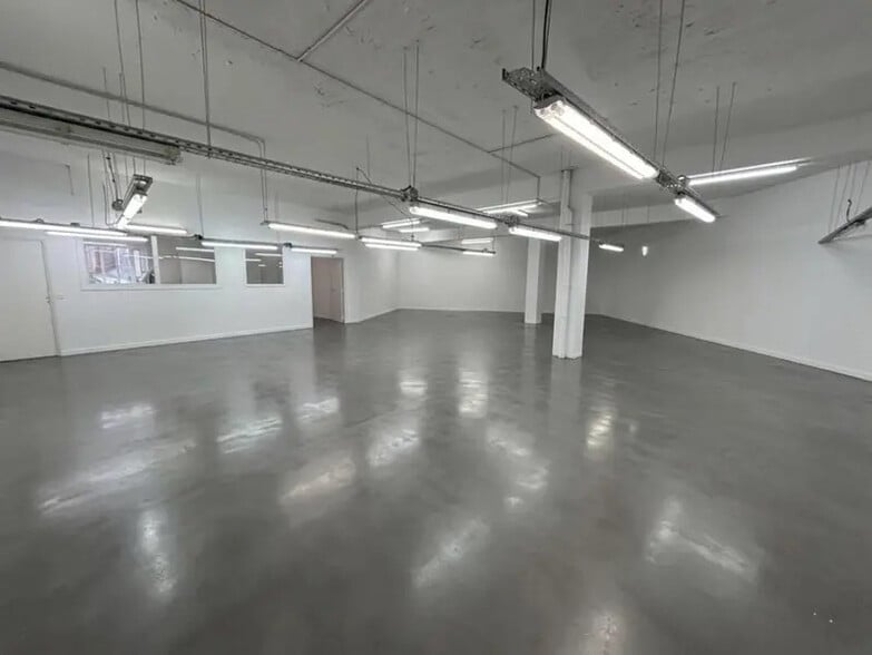 Flex in Paris for lease - Interior Photo - Image 2 of 4