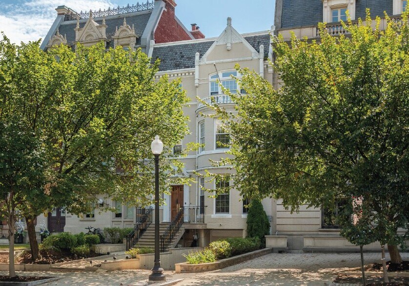 Embassy of Ireland portfolio of 2 properties for sale on LoopNet.ca - Primary Photo - Image 2 of 2