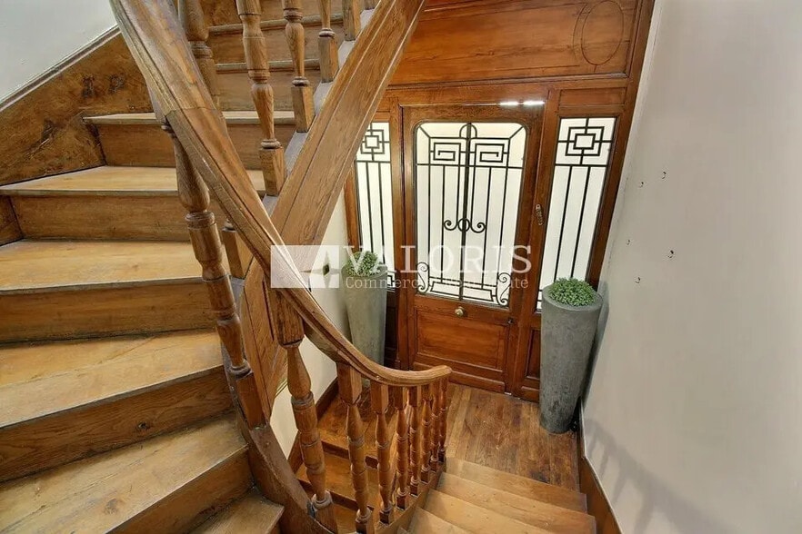 Flex in Lyon for lease - Interior Photo - Image 3 of 16