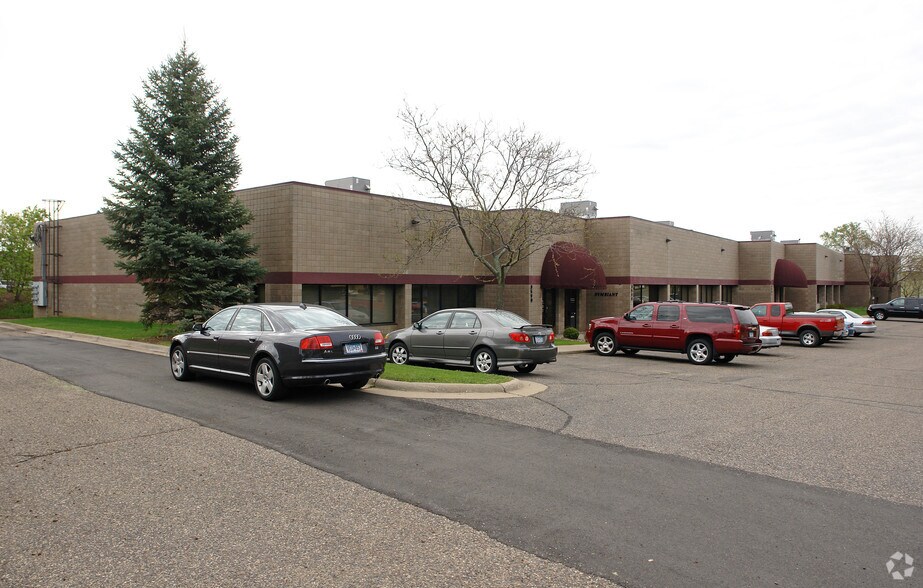 3580-3590 Hoffman Rd E, Vadnais Heights, MN for lease - Primary Photo - Image 1 of 9