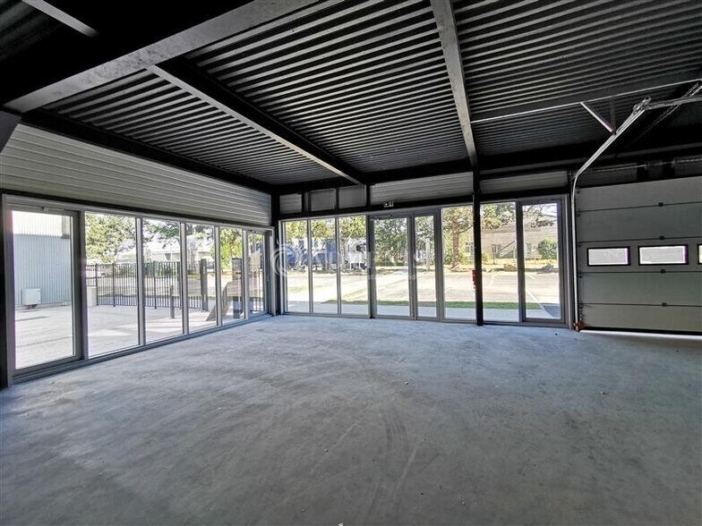 Flex in Lesquin for lease - Interior Photo - Image 2 of 6