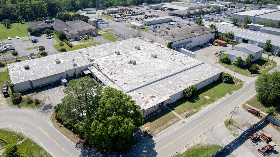 6,42, 44 Ross Road Industrial Portfolio portfolio of 3 properties for sale on LoopNet.ca - Building Photo - Image 2 of 34