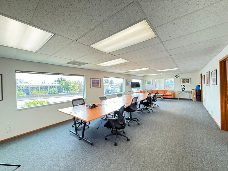 4201 Aurora Ave N, Seattle, WA for sale - Building Photo - Image 3 of 11
