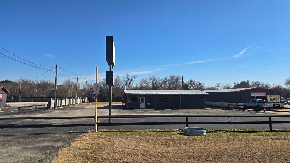 2817 SW Wilshire Blvd, Burleson, TX for lease - Building Photo - Image 1 of 17