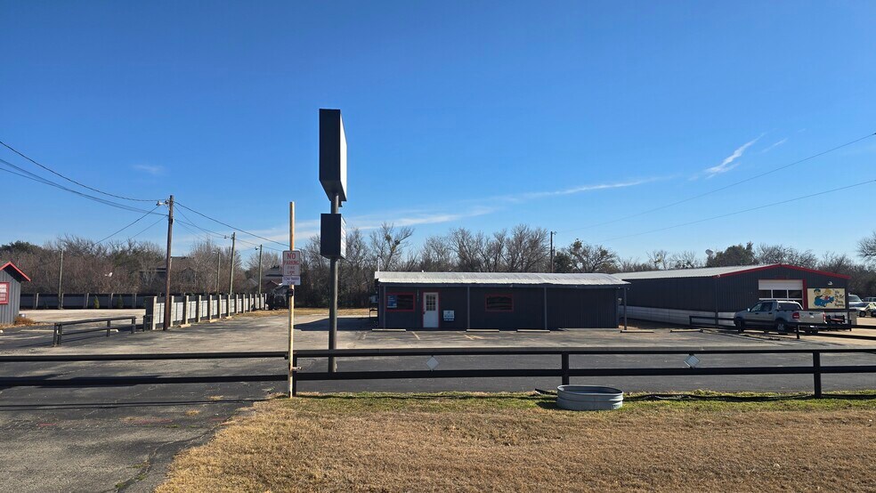 2817 SW Wilshire Blvd, Burleson, TX à louer - Photo du bâtiment - Image 1 de 17