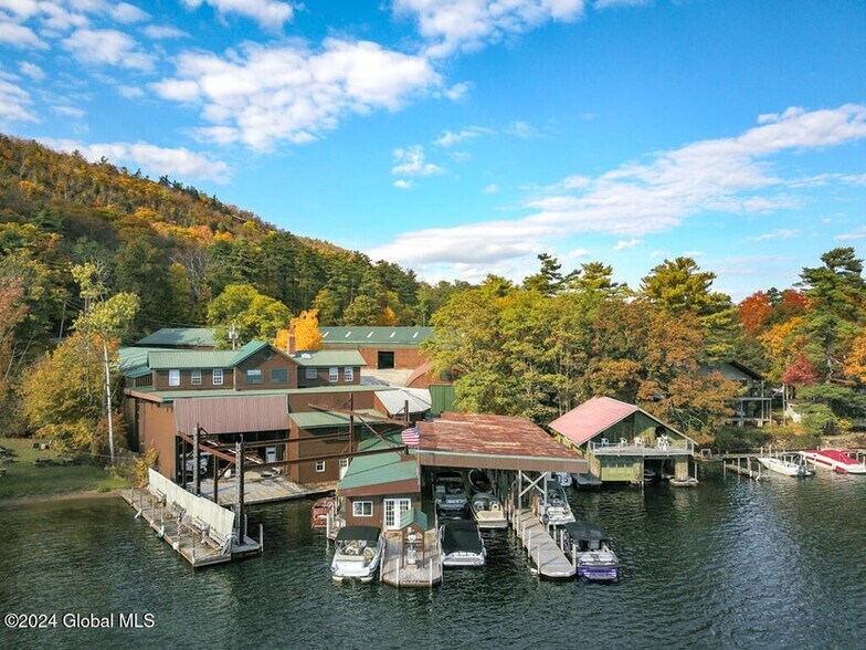 8 Delaware Ave, Silver Bay, NY à vendre - Photo du bâtiment - Image 1 de 35