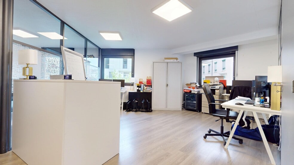 Office in Lyon for lease - Building Photo - Image 2 of 9